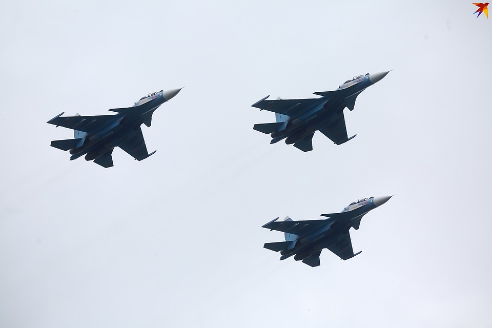 Новинка авиапарада – российские истребители Су-30СМ. Фото: Святослав ЗОРКИЙ