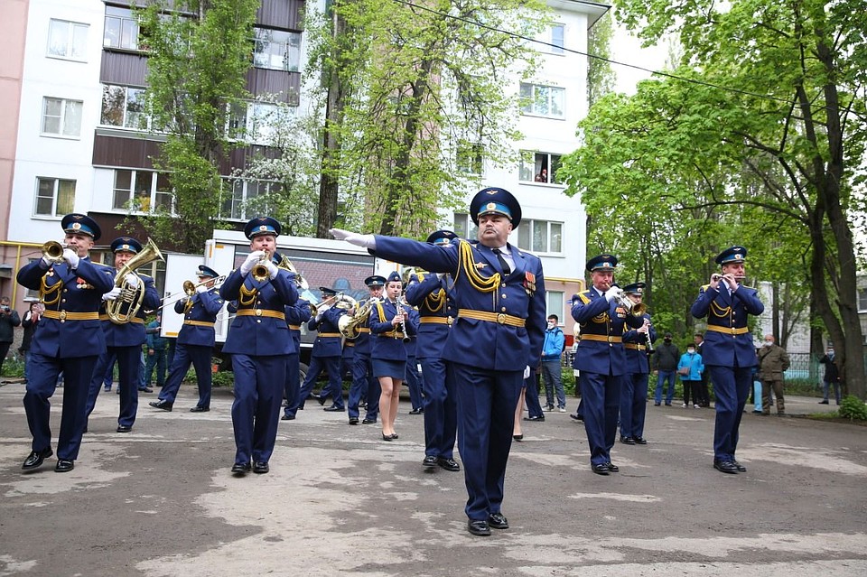 Липчане поздравили ветерана с Днем Победы Фото: Пресс-служба администрации города Липецка.