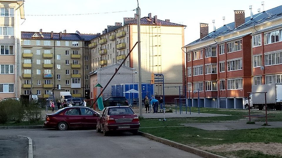Напротив больницы -детская площадка, где гуляют дети. (Фото сделано около 19:00 9 мая) Фото: Иван Чухнин