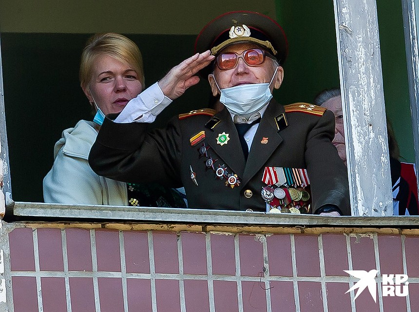 Для 104-летнего Валентина Прокофьевича Рослякова из Сестрорецка во дворе дома устроили настоящий праздник. Фото: Олег ЗОЛОТО