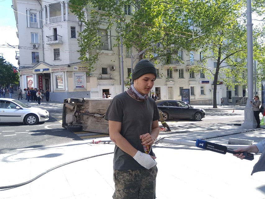 Михаил Трандафилов рассказывает журналистам о произошедшей аварии Фото: Александр Курбаткин