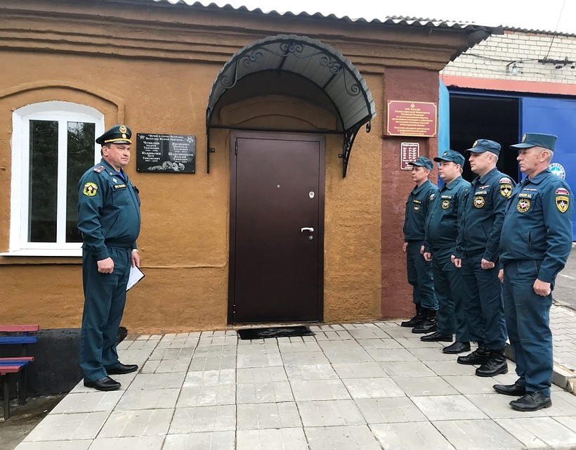 Памятная табличка в Бирюче. Фото пресс-службы МЧС России по Белгородской области.