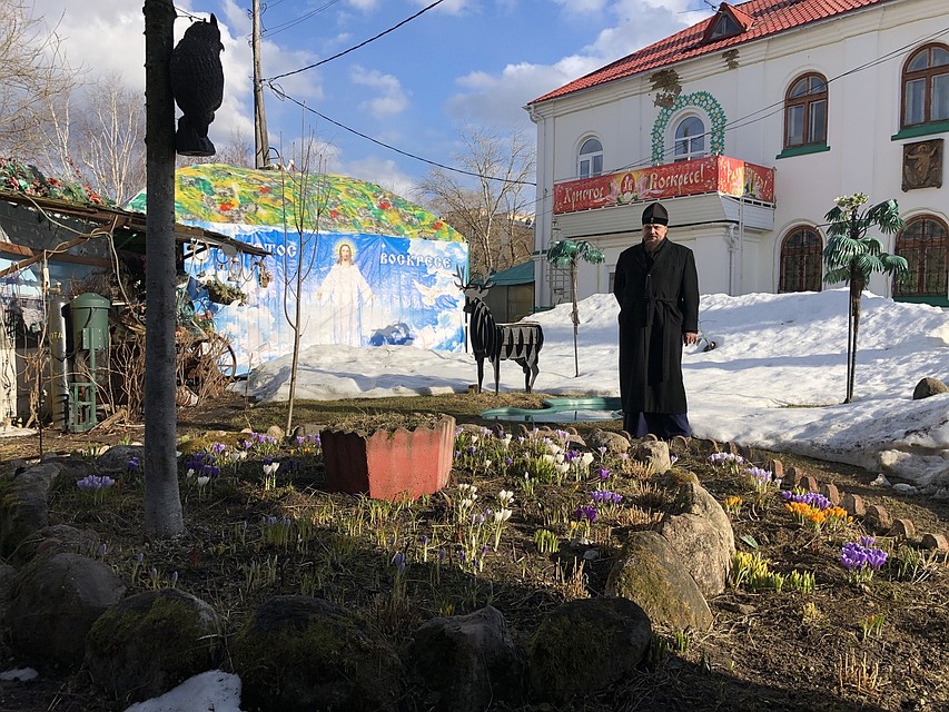 Архиепископ Питирим гуляет около своего дома. Фото vk.com