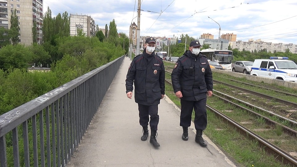 Человек висел на перилах с обратной сторону моста Фото: Пресс-служба УМВД Липецкой области.