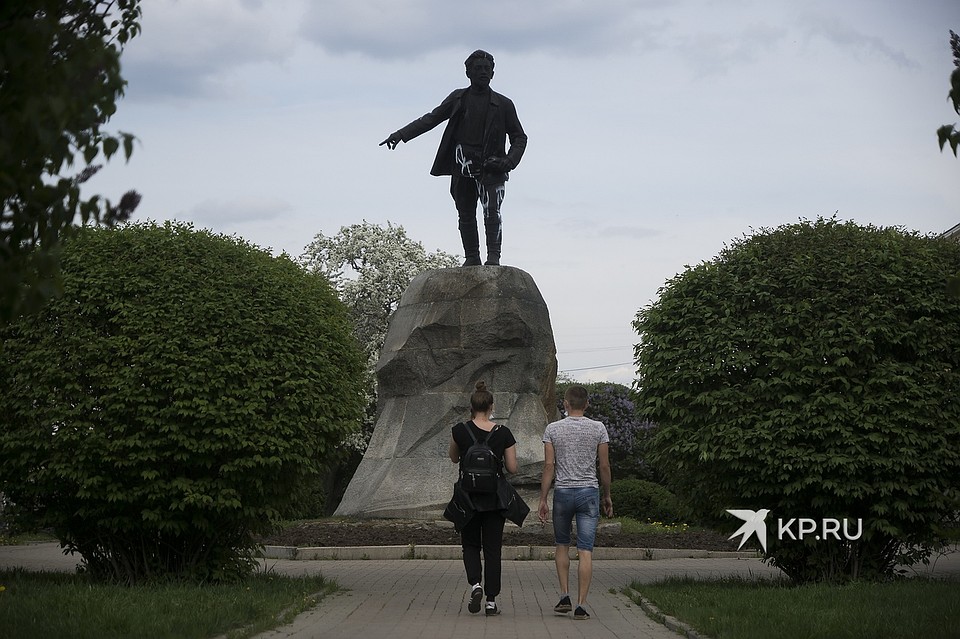Кто облил скульптуру краской пока неизвестно Фото: Алексей БУЛАТОВ