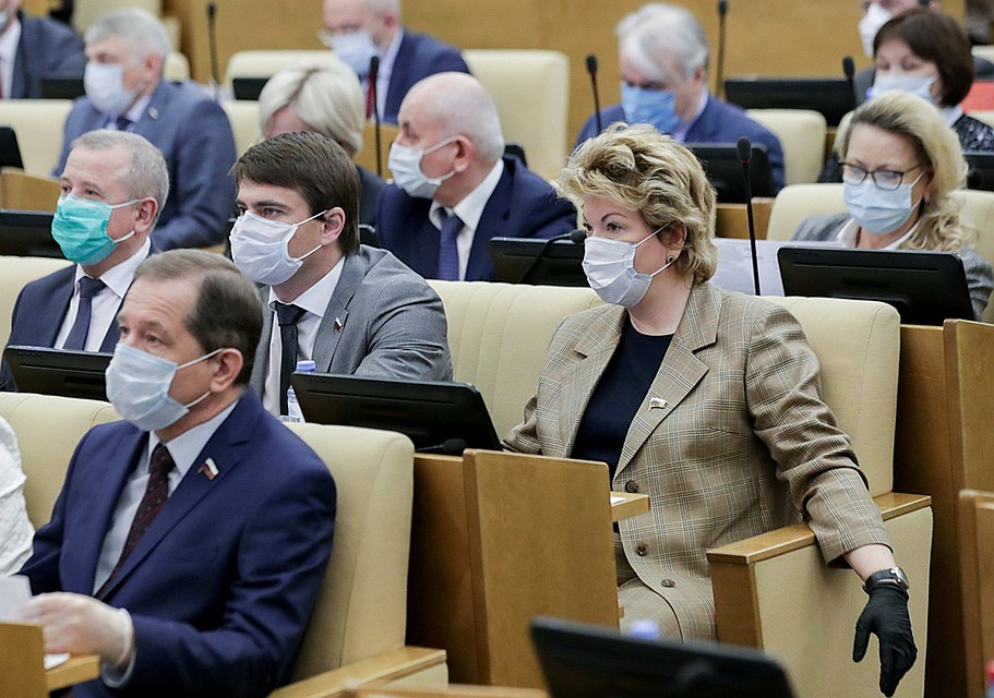 Наши народные избранники продолжают ходить на заседания, причем почти все в масках и перчатках. Фото: Пресс-служба Госдумы РФ/ТАСС