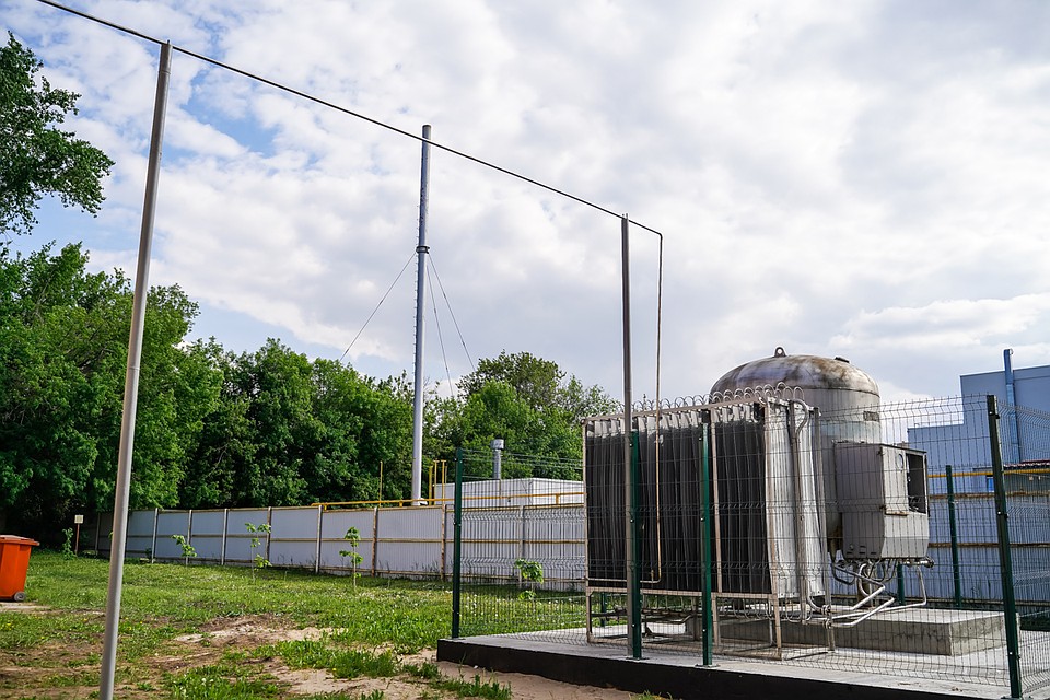 Тоненькая "трубка жизни" с кислородом ведет от газификатора к аппаратам ИВЛ Фото: Светлана МАКОВЕЕВА