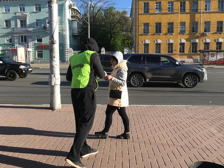Некоторые из прохожих живо интересовались содержанием листовок.
