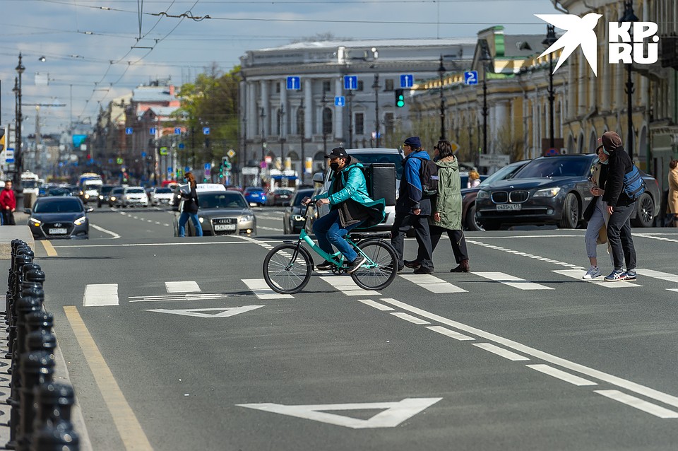 Недавно в Санкт-Петербурге сняли часть коронавирусных ограничений, и количество людей и машин на улицах возросло в разы. Фото: Олег ЗОЛОТО