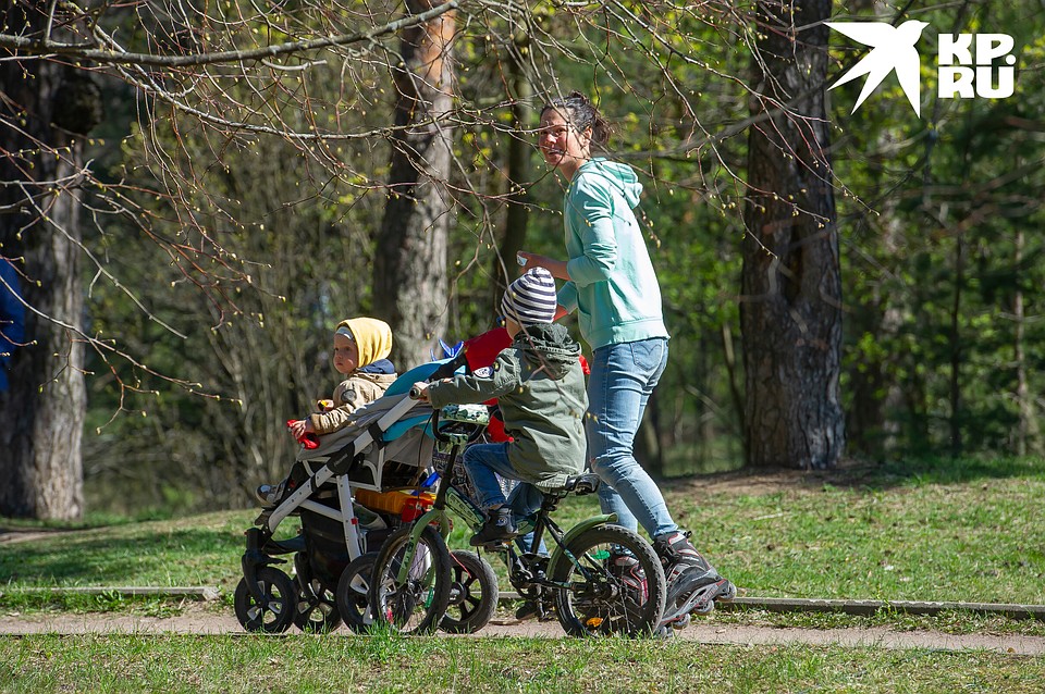 На майских народ массово гулял в парках, скверах и просто по улицам города. Фото: Олег ЗОЛОТО
