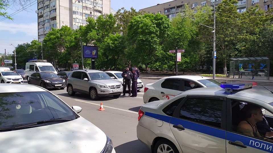 Инспекторы выборочно останавливают машины. Фото: Дадаян Давид