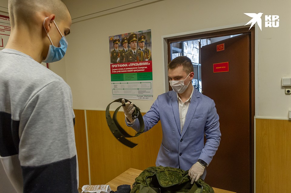 С Введенского канала первыми отправились на службу 34 петербуржца. Фото: Олег ЗОЛОТО