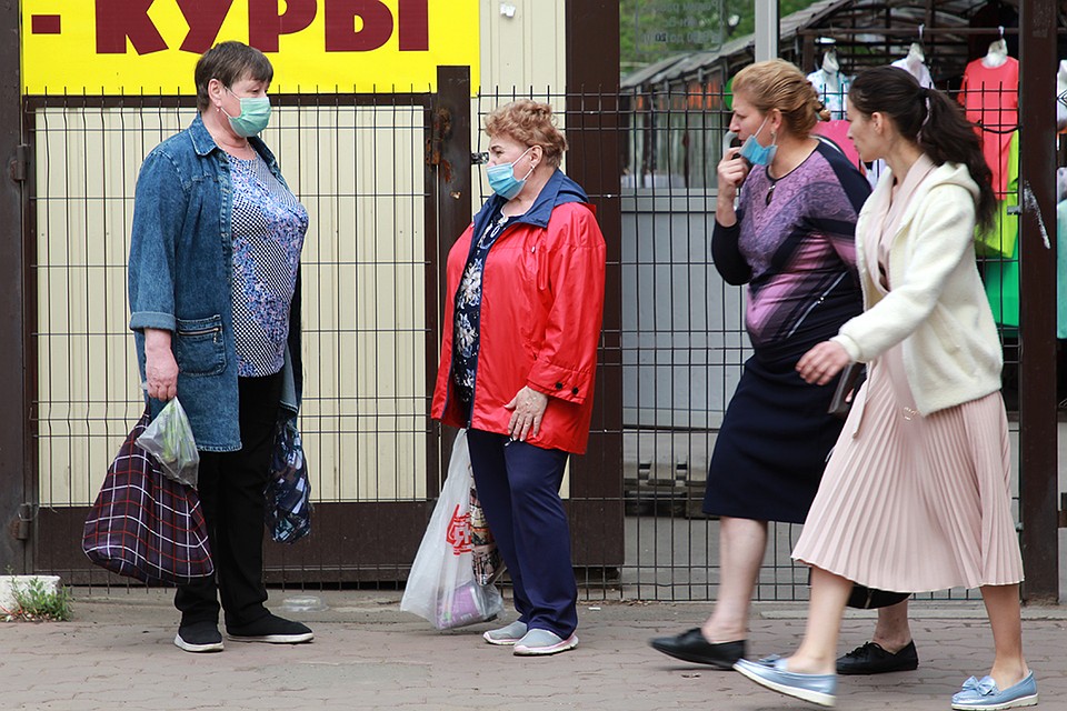 Большинство ходят в масках и на улицах Фото: Юлия ПЫХАЛОВА