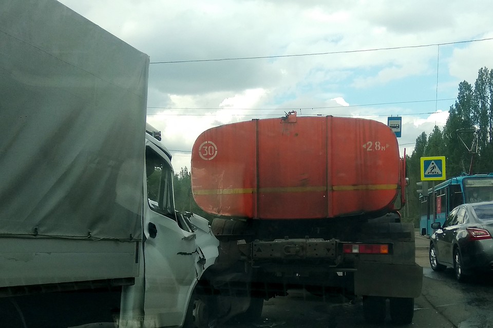 ДТП в Липецке: столкнулись ГАЗель и поливальная машина Фото: Юлия КЛЮЕВА