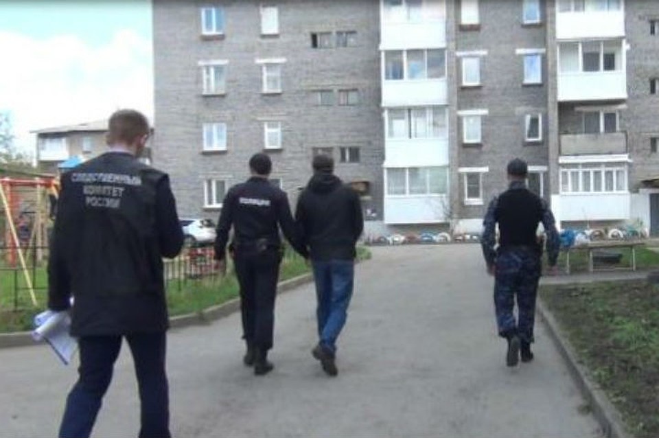 Спустя 15 лет задержанных привезли во двор того дома, где они расправились с наркоторговкой. Фото: СУ СК России по Иркутской области