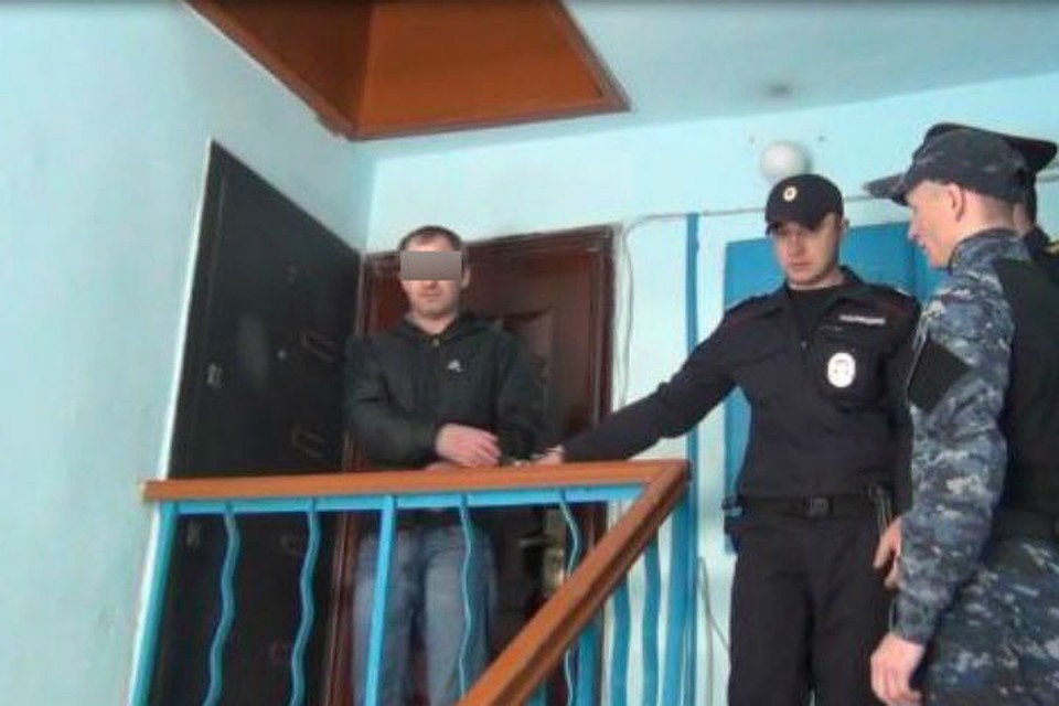 Следственный эксперимент, на котором задержанный показывает, как проникал в квартиру с сообщником. Фото: СУ СК России по Иркутской области