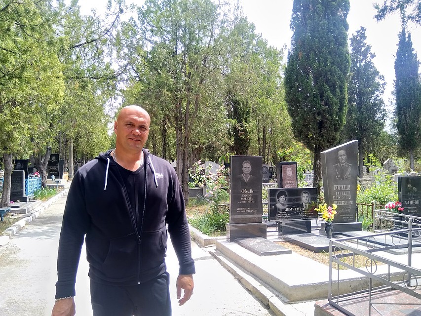 Дмитрий Сергеевич Федотов, смотритель Братского кладбища Фото: Александр Курбаткин