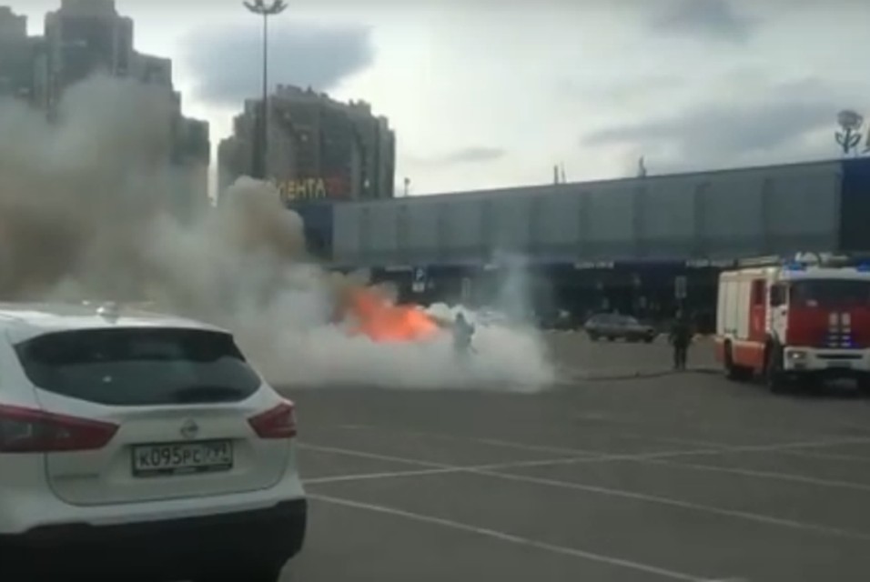 Спортсмен разбил стекло и достал детей до того, как автомобиль полностью воспламенился Фото: принтскрин видео.
