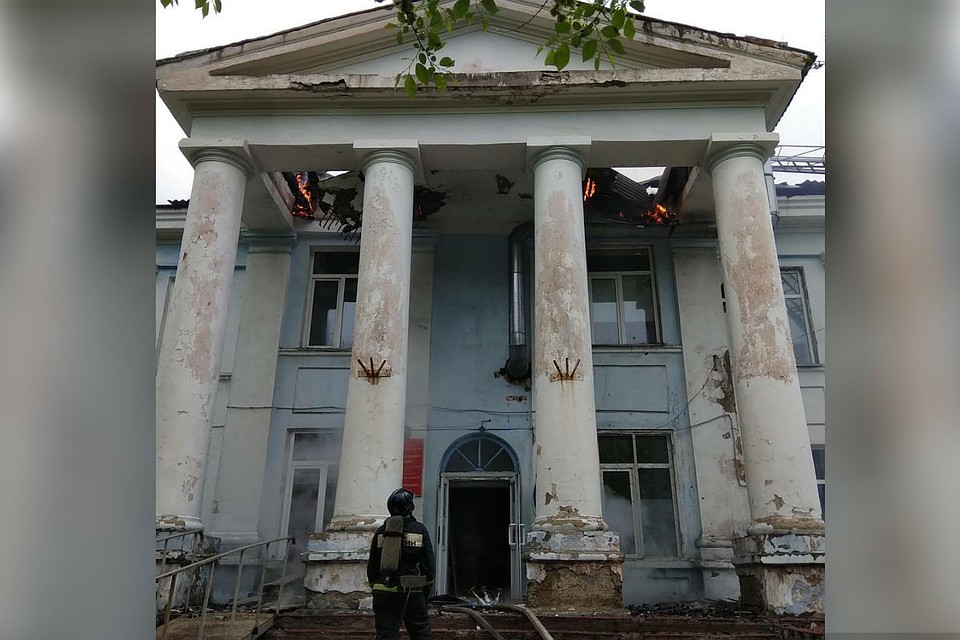 Главная городская больница серьезно пострадала во время пожара. Фото: администрация Партизанского ГО.