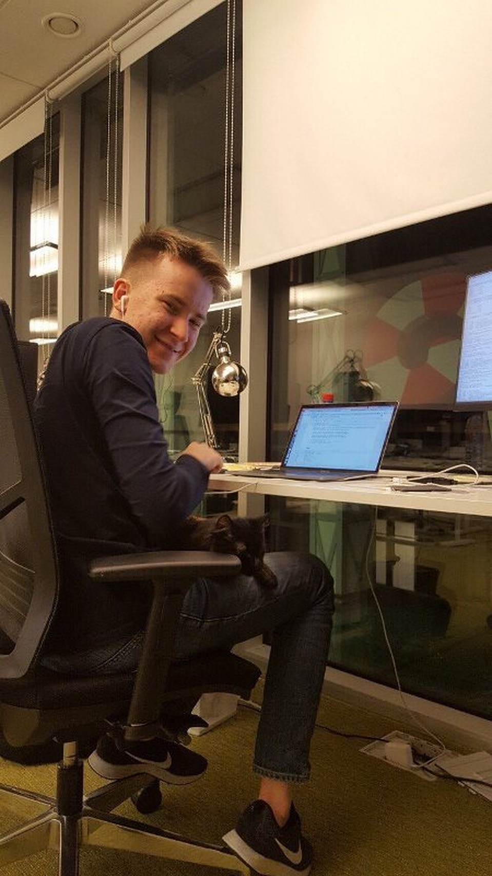 Первый год работы ВКонтакте. Офис. Сева с котом одной из коллег.