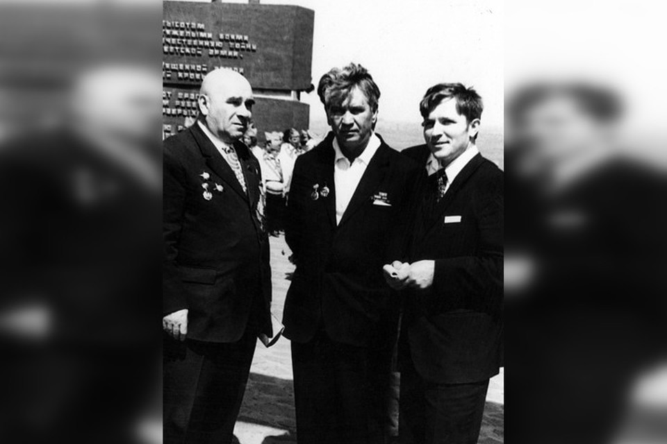 Виктор Вовенко (на фото справа) и журналисты-фронтовики Наум Маркович Златокрылец (слева) и Александр Платонович Заярный (по центру) на Саур-Могиле (1975 год). Фото: Личный архив Виктора Вовенко