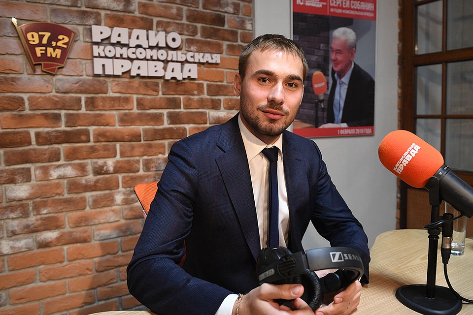 Российский биатлонист, олимпийский чемпион Антон Шипулин на радио `Комсомольская правда`. Фото: Михаил ФРОЛОВ