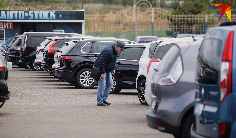 Покупателей на автомобильном рынке в Малиновке сейчас нет. Фото: Павел МАРТИНЧИК