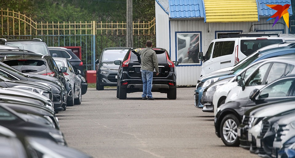 Место простых продавцов-частников теперь занимают так называемые автомобильные площадки. Фото: Павел МАРТИНЧИК
