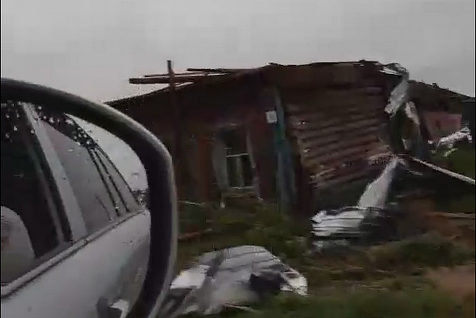 «Всю деревню сдуло!»: последствия урагана в Мариинском районе попали на видео. ФОТО: кадр видео vk.com, "Мариинск Подслушано" и "Месторасположение ДПС - город Мариинск"