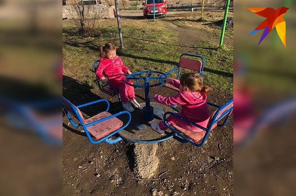 Анна и Георгий считают, что приставы перепутали девочек. На снимке Полина справа, Вика – слева. Фото: предоставлено героями публикации