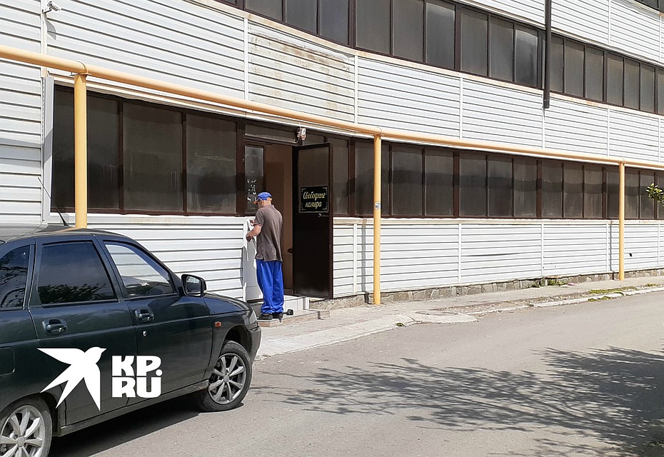 Мини-гостиницы выглядят заброшенными, но вся жизнь внутри Фото: Евгения ОСТРАЯ