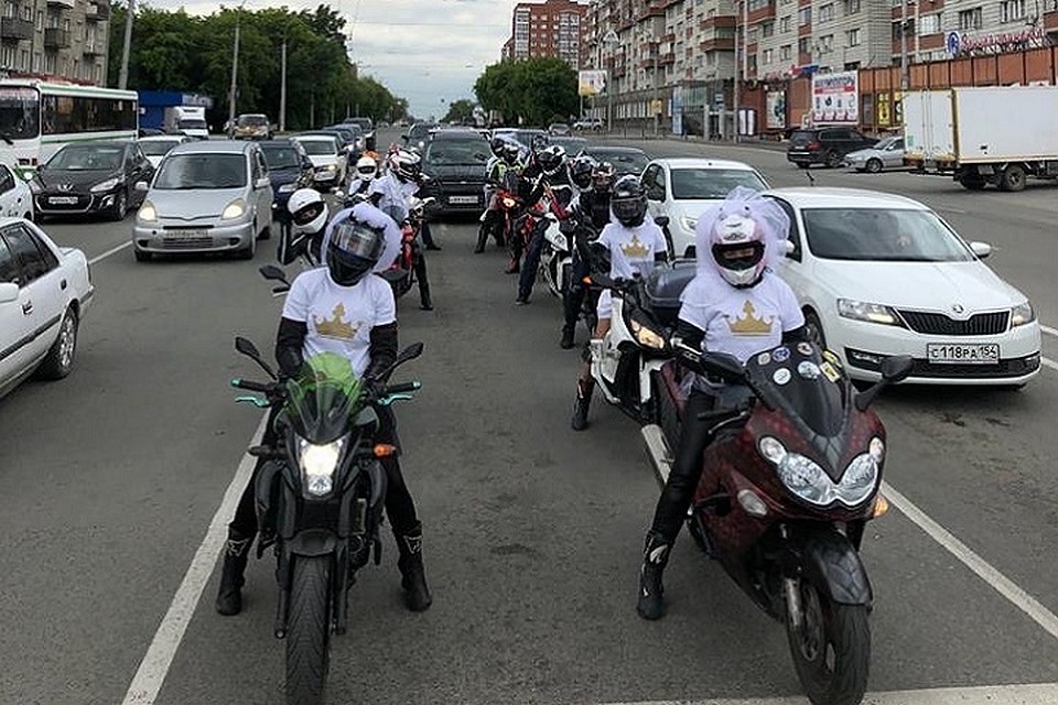 Девушки проехали через весь город: от площади Ленина до Экспоцентра. Фото: Наталья Саценко.