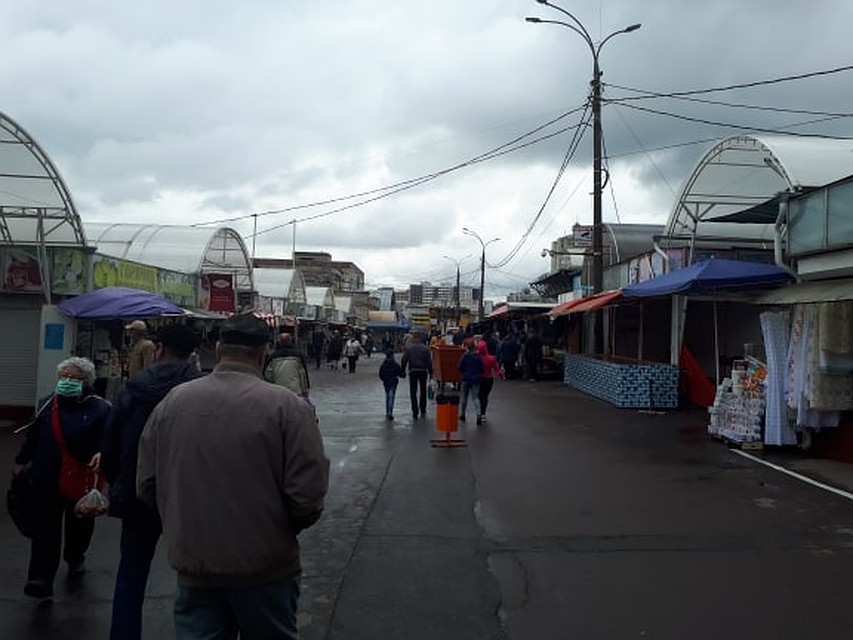Народу на рынке немного. Фото: Леонид РЯБКОВ