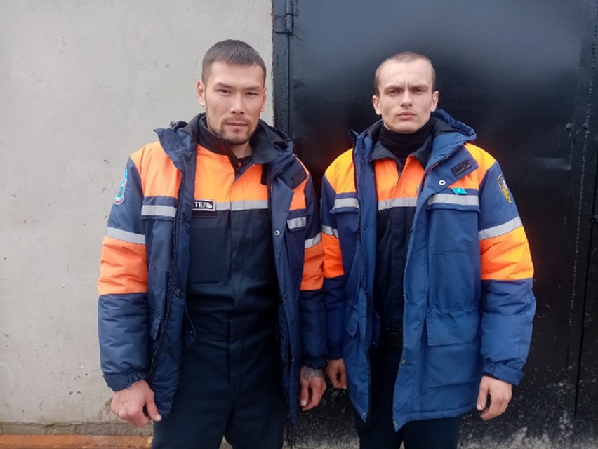 Ярсалинские спасатели помогли "ямальским умкам" не замерзнуть в ледяной воде. Фото: департамент гражданской защиты и пожарной безопасности Ямало-Ненецкого автономного округа