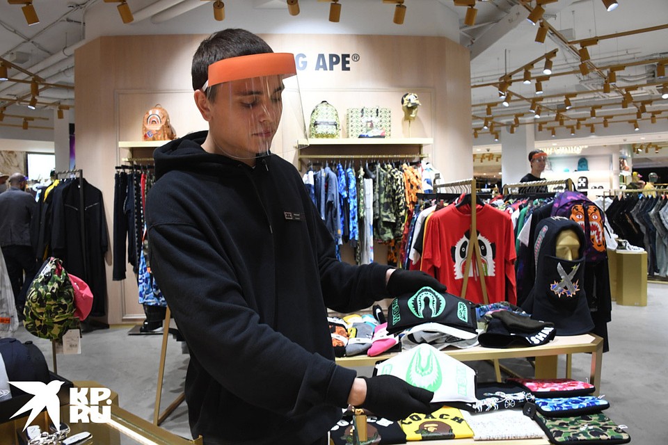 Модные дизайнерские маски удалось найти только одном в магазине - Philipp Plein. Цена, конечно, не бюджетная - 4300 рублей. Фото: Михаил ФРОЛОВ