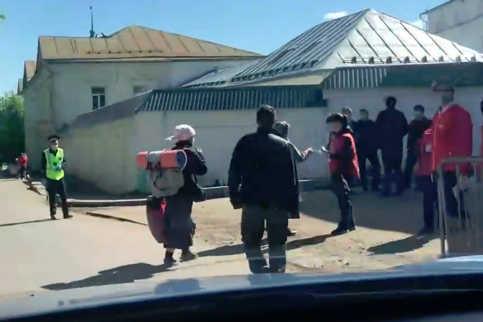 И даже пожилые люди, кому предписано сидеть в самоизоляции, пошли в шествие. Фото: скриншот с видео Владислав Крысов, vk.com/zlo43
