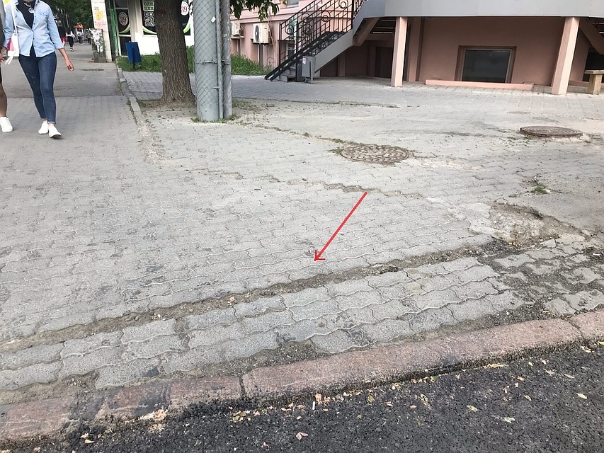 От светофора остались только дыры в плитке. Фото: Валентина ВАГАНОВА