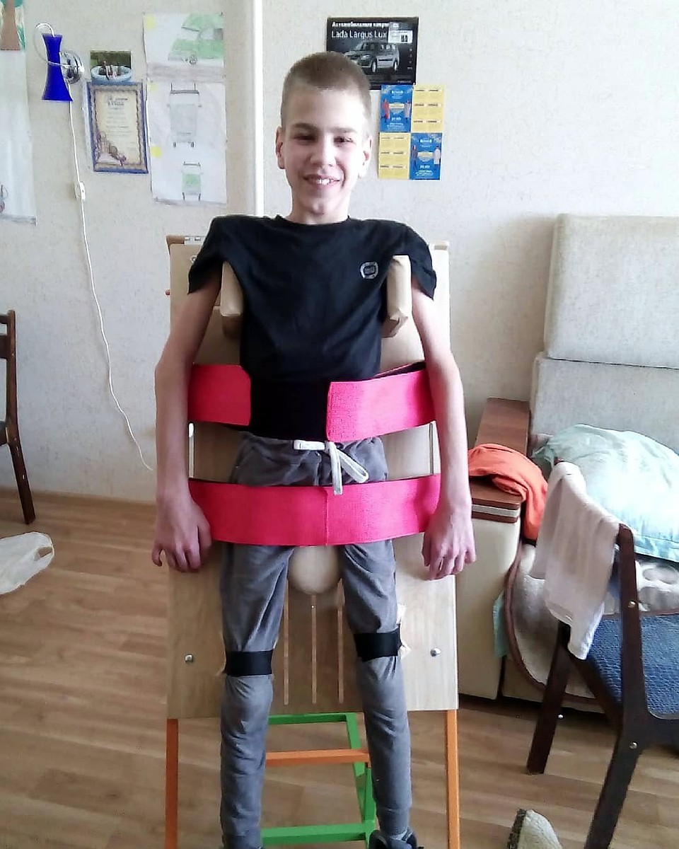 На реабилитации мальчик учится стоять на своих ногах без посторонней помощи Фото: Из личного архива героя публикации