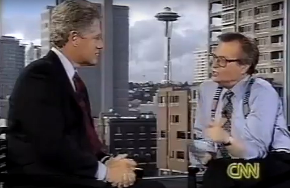 За долгие годы работы ток-шоу Larry King Live на CNN ведущему программы дали интервью все президенты США. Стоп-кадр из интервью с Биллом Клинтоном. Фото: www.youtube.com