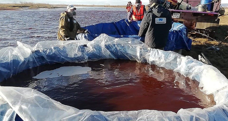 Норильск. Спасатели Морской спасательной службы во время ликвидации последствий аварии на ТЭЦ-3. Фото: Пресс-служба Морспасслужбы/ТАСС