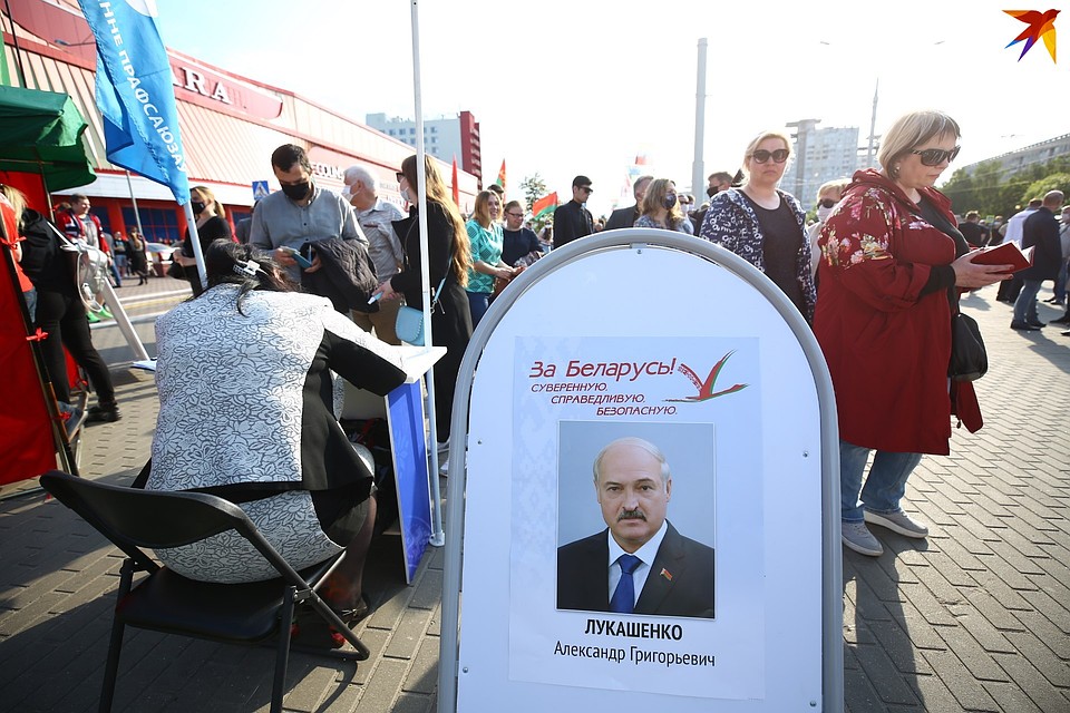 В очередь поставить подпись за Лукашенко выстроилось несколько десятков человек. Фото: Святослав ЗОРКИЙ