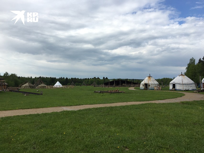 «Кочевник» - это целый городок юрт, шатров и чумов Фото: Александр РОГОЗА