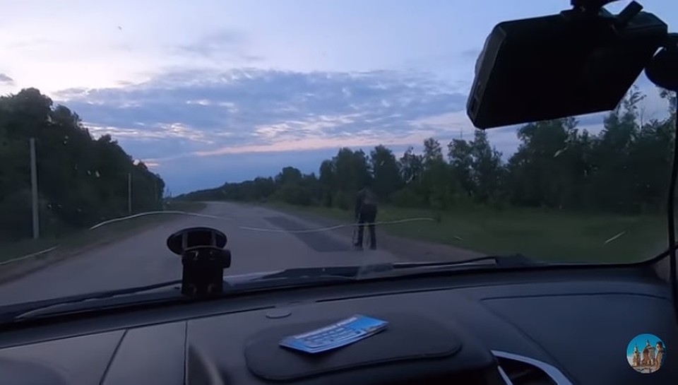 Хорошо, что Алексей не проехал мимо и остановился! (Фото: скрин с видео).