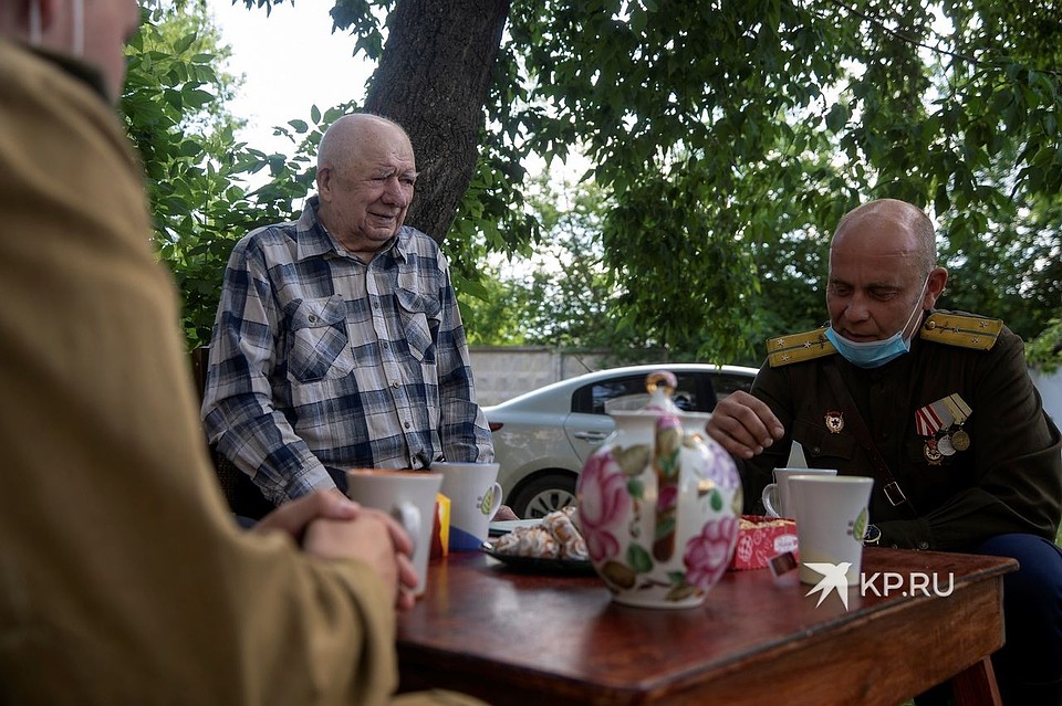 Александра Николаевича поздравили не только с 75-летием Победы, но и с 95-летием. День рождения у него прошел 15 июня. Фото: Алексей БУЛАТОВ