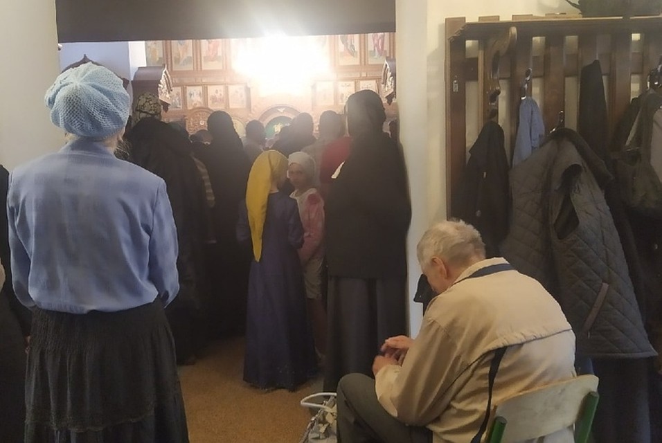 На Таинство Соборования к отцу Сергию пришло более ста человек - все без медицинских масок. Фото: Евгений СТОЯНОВ