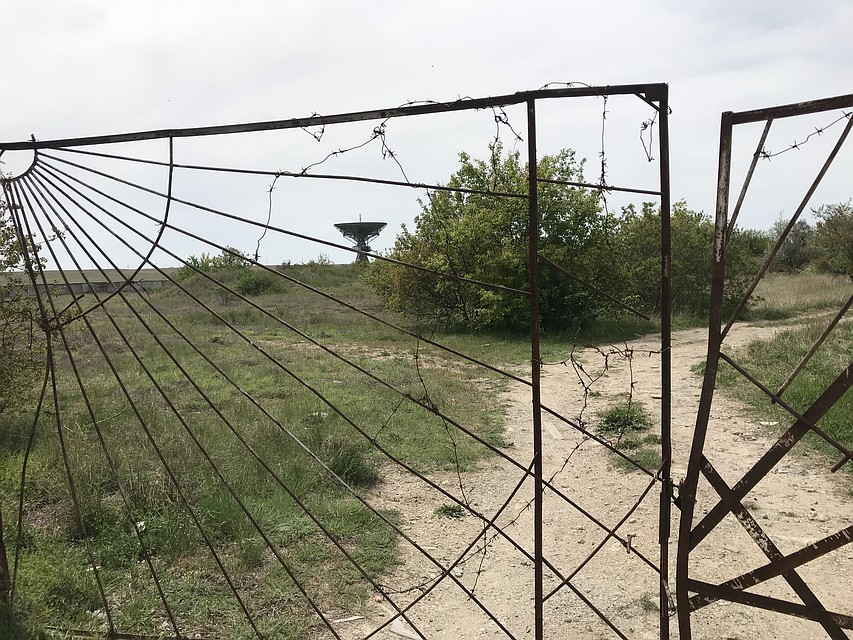 Попасть на территорию бывшей части сложно, но можно. Путь один – в обход основного забора. Фото: Лидия Коробкова