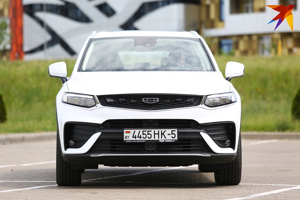 Спереди машина имеет фирменный стиль Geely. Фото: Святослав ЗОРКИЙ