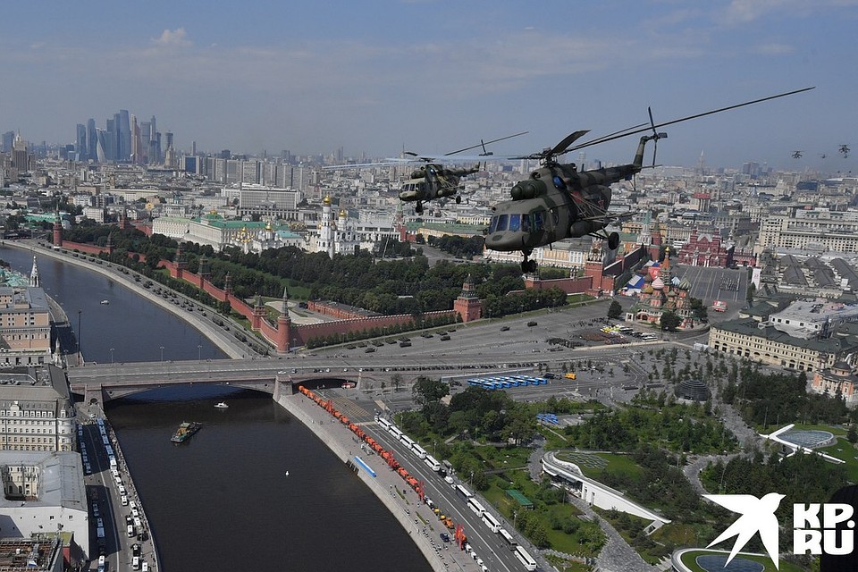 Над Москвой-рекой Фото: Владимир ВЕЛЕНГУРИН