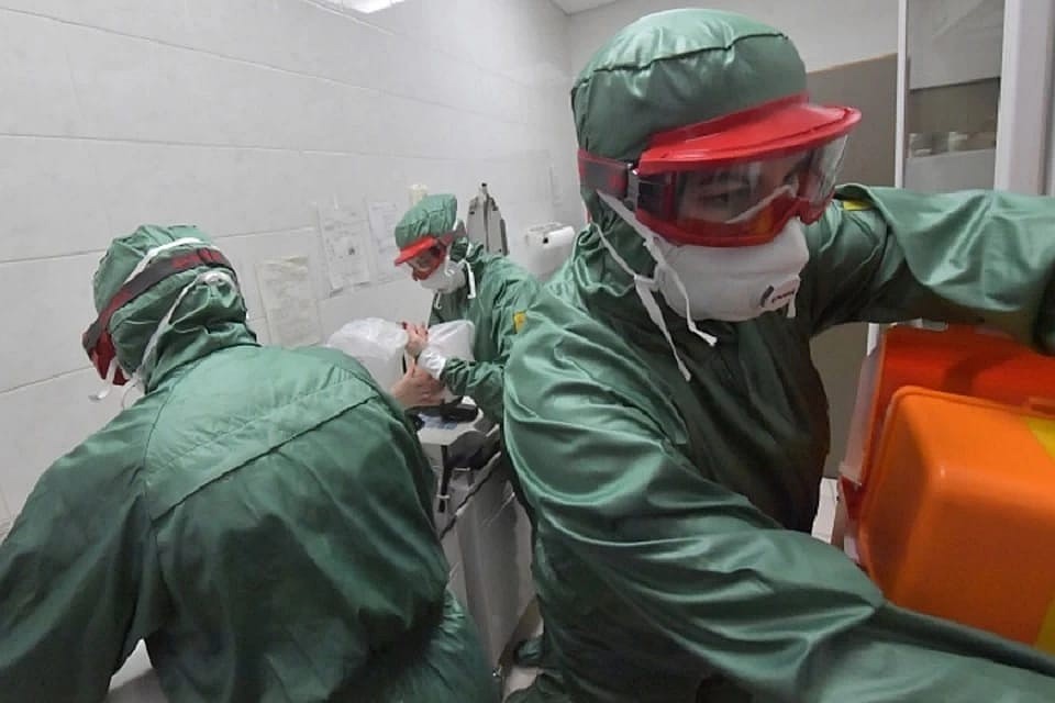 Донские медики сражаются с невидимым врагом. Они первыми вступили в борьбу с вирусом и приняли на себя самый мощный удар инфекции. Фото: Владимир ВЕЛЕНГУРИН
