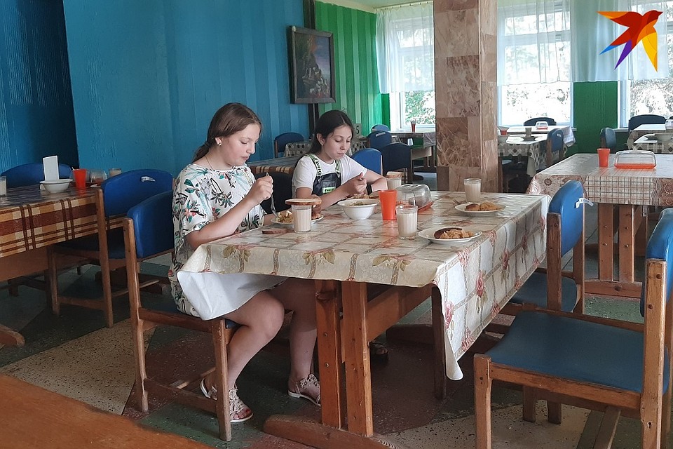 В столовой между столами отрядов - пустые столы. Фото: Надежда БУТОВИЧ